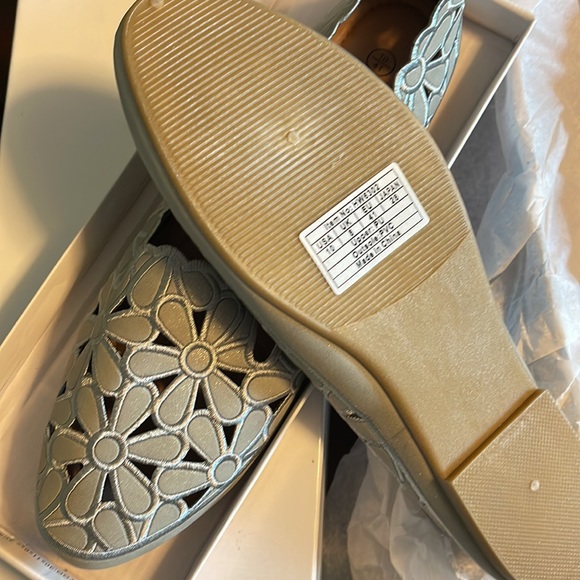 Gray flower print flats - Picture 4 of 5